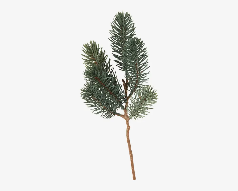 En realistisk kunstig fyrregren med tre klaser af tætte, grønne nåleformede blade, der sidder på en brun stilk. Nålenes farve varierer naturligt fra mørkegrøn til lysere, let frostede spidser, hvilket giver et naturtro udseende. Grenen er robust og velegnet til dekorative arrangementer.