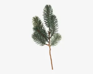 En realistisk kunstig fyrregren med tre klaser af tætte, grønne nåleformede blade, der sidder på en brun stilk. Nålenes farve varierer naturligt fra mørkegrøn til lysere, let frostede spidser, hvilket giver et naturtro udseende. Grenen er robust og velegnet til dekorative arrangementer.