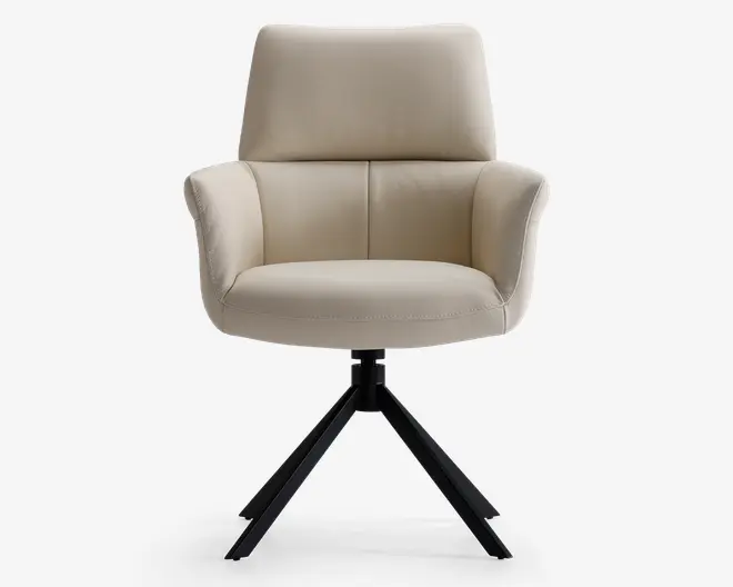 Moderne stol med høj, polstret ryg og armlæn, betrukket med lysebeige stof. Sædet er bredt og komfortabelt polstret. Stolen har en sort metalfod med fire skråtstillede ben, der giver stabilitet og et moderne udtryk.