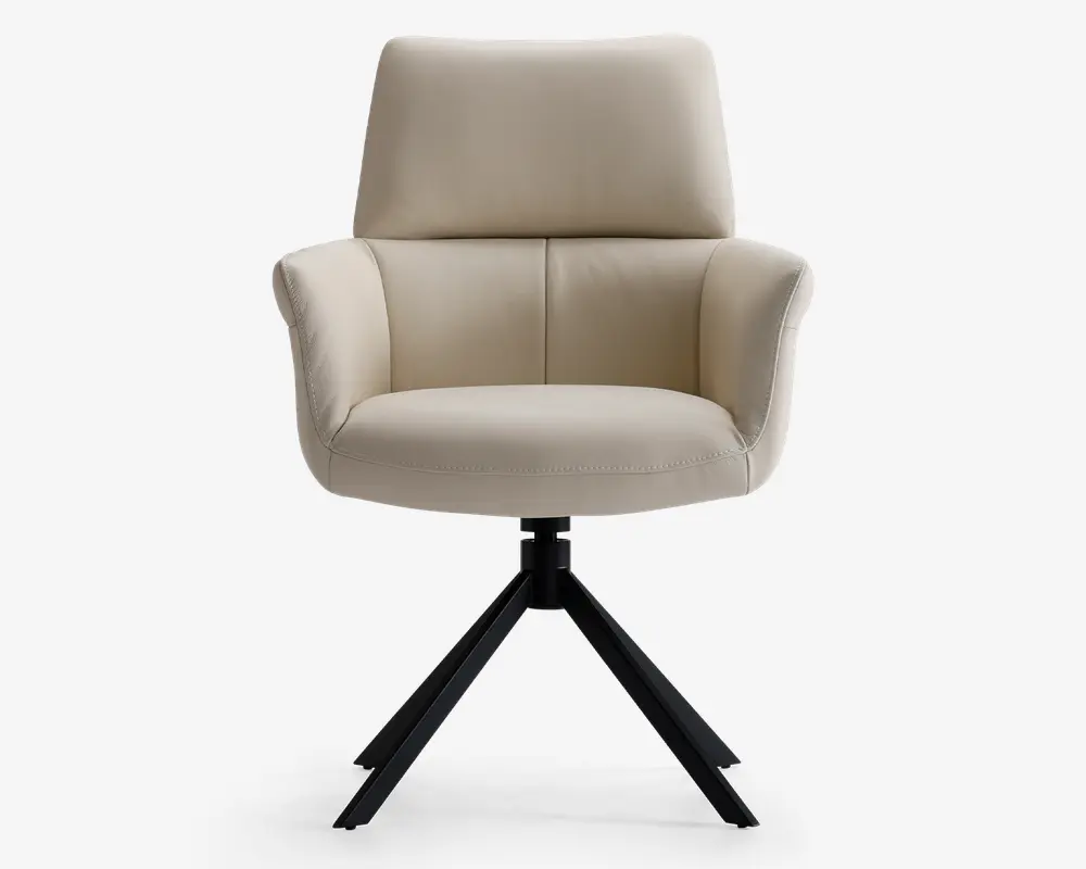Moderne stol med høj, polstret ryg og armlæn, betrukket med lysebeige stof. Sædet er bredt og komfortabelt polstret. Stolen har en sort metalfod med fire skråtstillede ben, der giver stabilitet og et moderne udtryk.