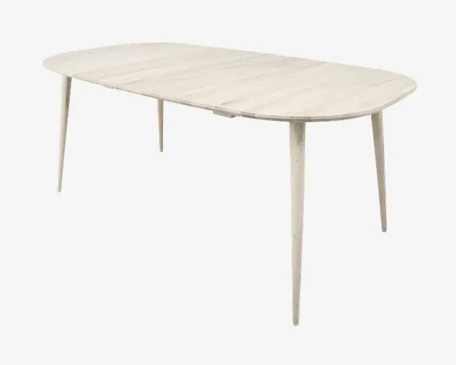 Rektangulært bord med blødt afrundede hjørner og en lys træfinish. Bordpladen har en glat, mat overflade med synlige træårer. Bordet står på fire slanke, let udadskrånende ben, hvilket giver et moderne og minimalistisk udtryk.