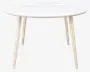 Rundt bord med en glat, hvid bordplade og en diskret samling i midten, understøttet af fire let skrå, lyse træben. Designet er minimalistisk og moderne med et rent, skandinavisk udtryk.