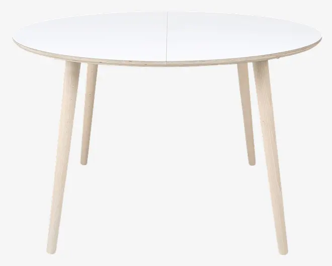 Rundt bord med en glat, hvid bordplade og en diskret samling i midten, understøttet af fire let skrå, lyse træben. Designet er minimalistisk og moderne med et rent, skandinavisk udtryk.
