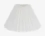 Hvid lampeskærm med bred, konisk form og fint plisseret stof. Plisseringen giver et tekstureret og elegant udtryk, og skærmen er designet til at sprede lyset blødt. Den øverste åbning er smal, mens bunden er meget bredere, velegnet til bord- eller gulvlamper.