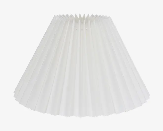 Hvid lampeskærm med bred, konisk form og fint plisseret stof. Plisseringen giver et tekstureret og elegant udtryk, og skærmen er designet til at sprede lyset blødt. Den øverste åbning er smal, mens bunden er meget bredere, velegnet til bord- eller gulvlamper.
