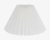 Hvid lampeskærm med bred, konisk form og fint plisseret stof. Plisseringen giver et tekstureret og elegant udtryk, og skærmen er designet til at sprede lyset blødt. Den øverste åbning er smal, mens bunden er meget bredere, velegnet til bord- eller gulvlamper.