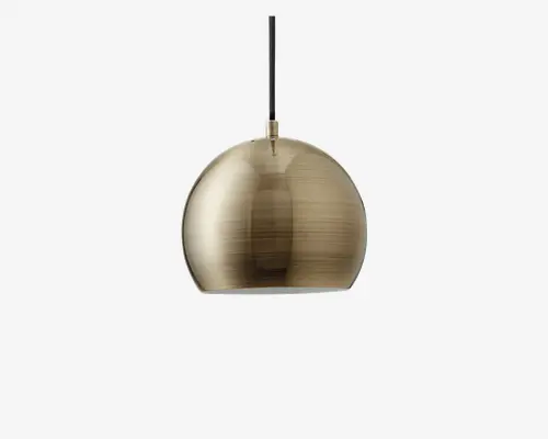 En kuppelformet pendellampe med børstet metalfinish i en varm messingfarve. Lampen har en glat, rund overflade og en diskret reflekterende glans. Den hænger fra en slank, mørk ledning med en messingfarvet fatning øverst, hvilket giver et moderne og elegant udtryk.