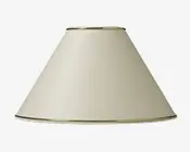 En konisk lampeskærm i en lys beige farve med en glat, mat overflade. Top- og bundkanten er afsluttet med en tynd, metallisk guldfarvet kant, som giver et diskret dekorativt præg. Skærmen har et enkelt og klassisk design, der passer til mange forskellige lampestativer og indretninger.
