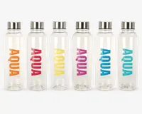 Sæt med seks klare cylindriske flasker med sølvfarvede skruelåg. Hver flaske har ordet 'AQUA' trykt lodret med store, tydelige bogstaver i forskellige farver: orange, rød, gul, pink, lyseblå og turkis. Flaskerne har et enkelt, moderne design og er ens i form og størrelse.