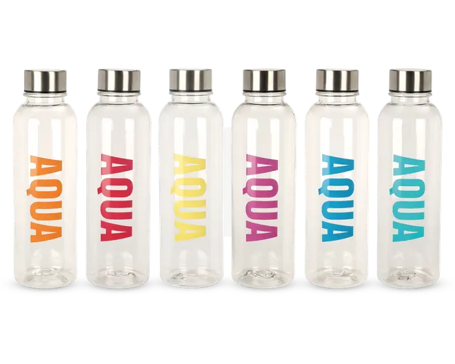 Sæt med seks klare cylindriske flasker med sølvfarvede skruelåg. Hver flaske har ordet 'AQUA' trykt lodret med store, tydelige bogstaver i forskellige farver: orange, rød, gul, pink, lyseblå og turkis. Flaskerne har et enkelt, moderne design og er ens i form og størrelse.