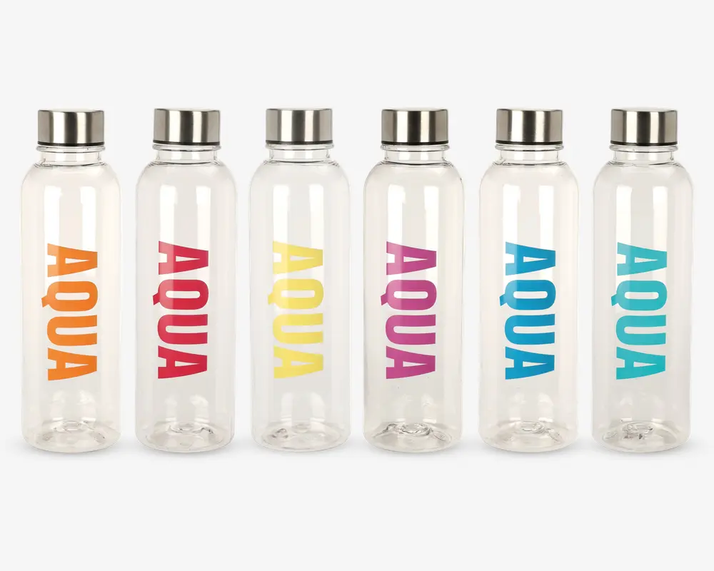 Sæt med seks klare cylindriske flasker med sølvfarvede skruelåg. Hver flaske har ordet 'AQUA' trykt lodret med store, tydelige bogstaver i forskellige farver: orange, rød, gul, pink, lyseblå og turkis. Flaskerne har et enkelt, moderne design og er ens i form og størrelse.