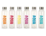 Sæt med seks klare cylindriske flasker med sølvfarvede skruelåg. Hver flaske har ordet 'AQUA' trykt lodret med store, tydelige bogstaver i forskellige farver: orange, rød, gul, pink, lyseblå og turkis. Flaskerne har et enkelt, moderne design og er ens i form og størrelse.