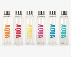 Sæt med seks klare cylindriske flasker med sølvfarvede skruelåg. Hver flaske har ordet 'AQUA' trykt lodret med store, tydelige bogstaver i forskellige farver: orange, rød, gul, pink, lyseblå og turkis. Flaskerne har et enkelt, moderne design og er ens i form og størrelse.
