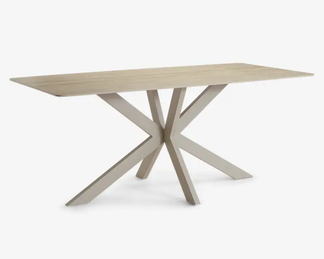 Rektangulær bordplade i lyst træ med en skulpturel krydset søjlefod i en lys beige finish.
