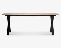 Rektangulært bord med en lys træbordplade og solide sorte metalben. Bordpladen har en glat, naturlig finish med synlig træstruktur, mens benene er skråtstillede for stabilitet og har et moderne, industrielt design.