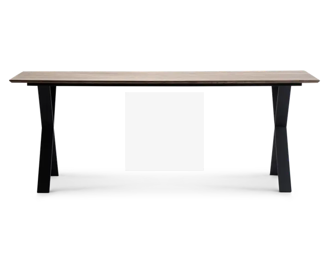 Rektangulært bord med en lys træbordplade og solide sorte metalben. Bordpladen har en glat, naturlig finish med synlig træstruktur, mens benene er skråtstillede for stabilitet og har et moderne, industrielt design.