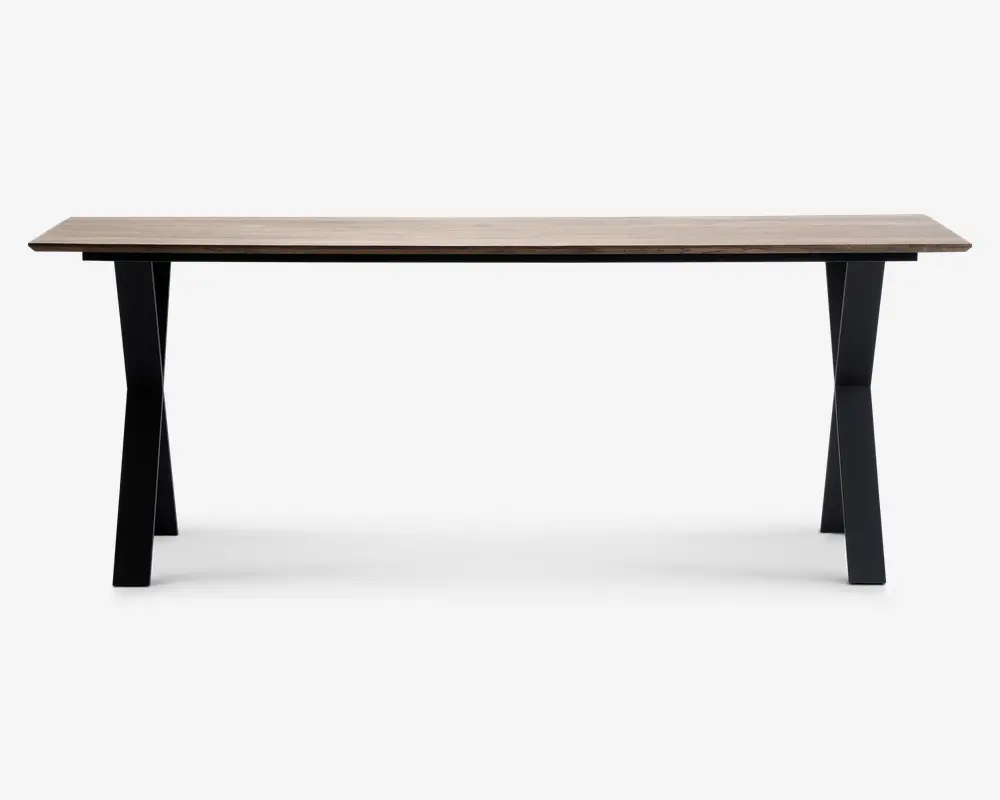 Rektangulært bord med en lys træbordplade og solide sorte metalben. Bordpladen har en glat, naturlig finish med synlig træstruktur, mens benene er skråtstillede for stabilitet og har et moderne, industrielt design.