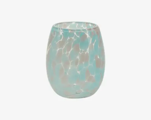 Rundt glas med en glat overflade, dekoreret med et lyseblåt og hvidt plettet mønster, der minder om vandreflekser. Glasset har et moderne, stilk-løst design og en let indsnævret kant for behageligt greb.