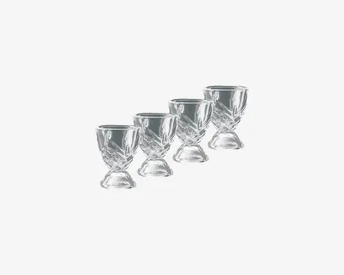 Sæt med fire klare glas med kort, kraftig stilk og bred, solid fod. Hvert glas har et indviklet, facetslebet mønster, der giver tekstur og elegance. Glassene har en rundet skålform, velegnet til servering af små portioner drikkevarer eller spiritus.