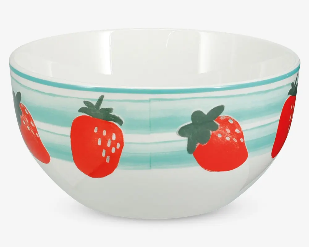 Hvid keramikskål med et mønster af lyserøde jordbær med grønne blade rundt om ydersiden. Jordbærrene er placeret på en baggrund af vandrette turkise striber, hvilket giver skålen et legende og farverigt udseende. Skålens inderside er ensfarvet hvid.