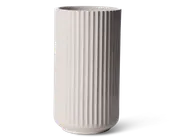 Høj, cylindrisk vase med mat, lysebeige overflade. Vasen har jævnt fordelte lodrette riller hele vejen fra top til bund, hvilket giver et moderne og tekstureret udtryk. Kanten er glat og let afrundet, og bunden er diskret buet for stabilitet.