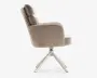 Sidevisning af en moderne stol med tekstureret beige stofpolstring. Stolen har en høj ryg med to polstrede sektioner for ekstra komfort og let buede armlæn. Den står på en robust metalbase med fire skråtstillede ben, hvilket giver stabilitet og et moderne udseende. Sædet og ryglænet er godt polstret og giver ergonomisk støtte.