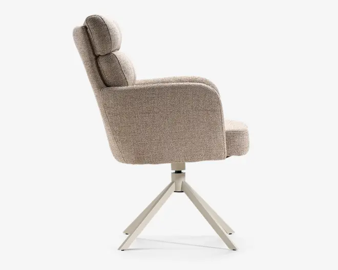 Sidevisning af en moderne stol med tekstureret beige stofpolstring. Stolen har en høj ryg med to polstrede sektioner for ekstra komfort og let buede armlæn. Den står på en robust metalbase med fire skråtstillede ben, hvilket giver stabilitet og et moderne udseende. Sædet og ryglænet er godt polstret og giver ergonomisk støtte.