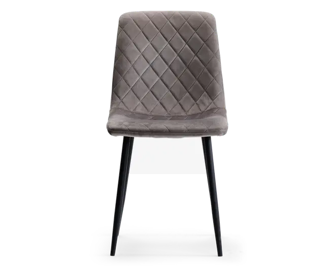 Stol med polstret sæde og ryglæn betrukket med blødt, gråt velourstof. Ryglænet og sædet har et quiltet design med diamantmønster, som giver ekstra struktur og stil. Stolen står på fire slanke, sorte metalben, der smalner let ind mod gulvet og giver et moderne og elegant udtryk.