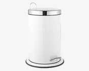 En cylindrisk, hvid metalspand med blankt kromlåg og kant ved bunden. Den har en fodpedal nederst til håndfri åbning samt et håndtag på låget for nem løftning. Designet er slankt og moderne, velegnet til køkken eller badeværelse.