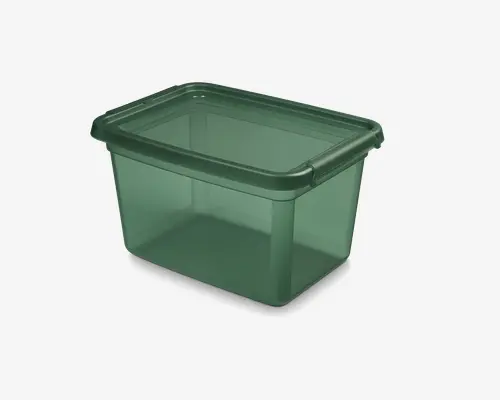 Rektangulær, halvgennemsigtig grøn plastbeholder med tilhørende låg. Beholderen har forstærkede hjørner for ekstra holdbarhed og en glat overflade, der er nem at rengøre. Låget slutter tæt for at beskytte indholdet og holde det fri for støv.