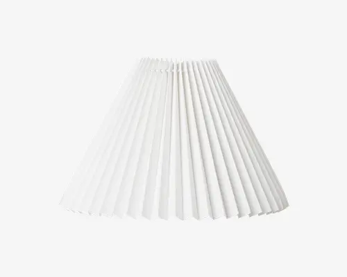 Hvid lampeskærm med konisk form og plisseret design. Plisseringerne giver en tekstureret, geometrisk overflade hele vejen rundt, hvilket skaber et moderne og elegant udtryk. Materialet virker let, sandsynligvis stof eller papir, og skærmen er åben både foroven og forneden for at sprede lyset.