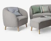 Billedet viser et sæt moderne møbler med lysegråt betræk, afrundede kanter og bløde konturer. Lænestolen har en buet ryg og armlæn, understøttet af fire lyse træben, og indeholder en blød, lyseblå pude. Sofaen har et lignende design med matchende betræk og to pyntepuder – én ensfarvet grøn og én stribet i grøn, blå og beige. Skamlen er rektangulær med let afrundede hjørner, også med lyse træben, og der ligger et magasin ovenpå. Stilen er minimalistisk og moderne med fokus på komfort og rene linjer.