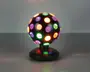 Sfærisk lampe med sort fod og krop, udstyret med flere runde linser i forskellige farver som rød, grøn, gul og lilla. Lampen udsender farverigt lys gennem linserne og skaber en livlig, flerfarvet effekt. Basen er solid og let facet, og understøtter det roterende kugledesign.