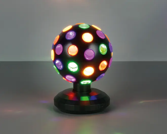 Sfærisk lampe med sort fod og krop, udstyret med flere runde linser i forskellige farver som rød, grøn, gul og lilla. Lampen udsender farverigt lys gennem linserne og skaber en livlig, flerfarvet effekt. Basen er solid og let facet, og understøtter det roterende kugledesign.