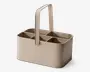 Rektangulær beige organizer med et højt, solidt håndtag og seks lige store rum. Ydersiden har en diskret lodret rillet struktur, og hjørnerne er blødt afrundede. Fremstillet af et robust materiale, velegnet til at bære eller opbevare forskellige genstande.