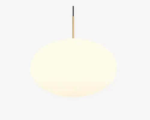 En pendellampe med en stor, rund, mat hvid glasskærm, der udsender et blødt, diffust lys. Lampen hænger i en slank, metallisk stang med en sort detalje øverst, hvilket giver et moderne og minimalistisk udtryk. Den glatte overflade og enkle form gør den velegnet til moderne indretning.