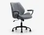 En moderne kontorstol med gråt polstret sæde og ryglæn, der har lodrette syninger for ekstra struktur. Stolen har polstrede armlæn med matchende gråt stof, en sort metalramme og en femstjernet fod med hjul for nem bevægelighed. Sædehøjden kan justeres, og det ergonomiske design har en let buet ryg for støtte.