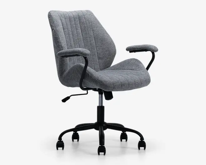 En moderne kontorstol med gråt polstret sæde og ryglæn, der har lodrette syninger for ekstra struktur. Stolen har polstrede armlæn med matchende gråt stof, en sort metalramme og en femstjernet fod med hjul for nem bevægelighed. Sædehøjden kan justeres, og det ergonomiske design har en let buet ryg for støtte.