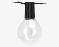 En klar rund pære med synlig glødetråd indeni, monteret i en sort plastfatning. Fatningen har riller for bedre greb og er forbundet til en snoet sort ledning, velegnet til lyskæder. Pæren har en glat glasoverflade og en klassisk kugleform.