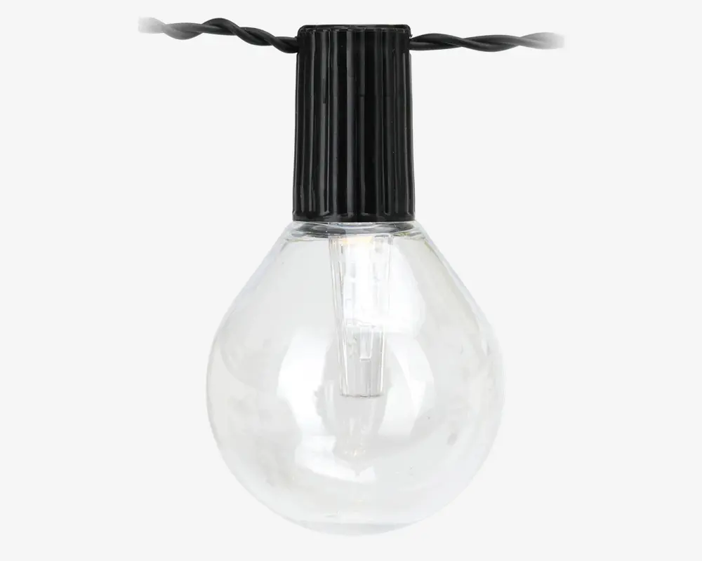 En klar rund pære med synlig glødetråd indeni, monteret i en sort plastfatning. Fatningen har riller for bedre greb og er forbundet til en snoet sort ledning, velegnet til lyskæder. Pæren har en glat glasoverflade og en klassisk kugleform.