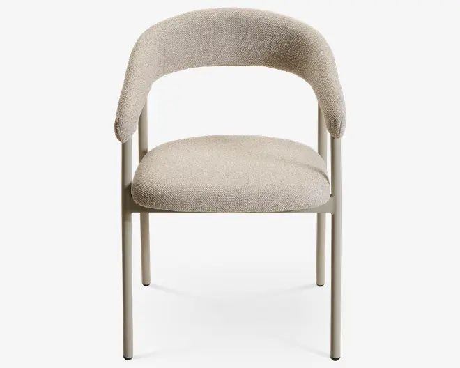 Forfra vist stol med beige polstring, afrundet polstret ryglæn, blødt sæde og slanke lyse metalben.