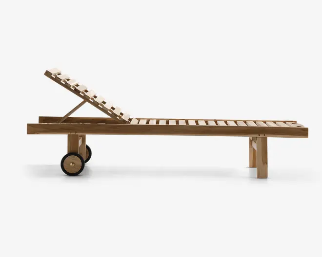 Justerbar liggestol i træ med lameldesign, justerbart ryglæn og to solide hjul i den ene ende for nem flytning. Den naturlige træfinish giver et klassisk og udendørsvenligt udseende. Stellet understøttes af solide ben for stabilitet.