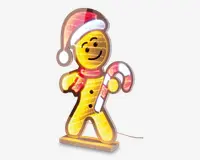 En festlig honningkagemandsfigur med smilende ansigt, iført en rød og hvid nissehue samt et rødt halstørklæde. Figuren holder en rød- og hvidstribet slikstok i den ene hånd. Hele figuren er oplyst med klare LED-lys, hvilket giver et muntert og strålende udseende. Den står oprejst på en rektangulær fod.