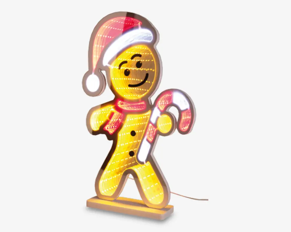 En festlig honningkagemandsfigur med smilende ansigt, iført en rød og hvid nissehue samt et rødt halstørklæde. Figuren holder en rød- og hvidstribet slikstok i den ene hånd. Hele figuren er oplyst med klare LED-lys, hvilket giver et muntert og strålende udseende. Den står oprejst på en rektangulær fod.