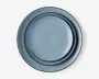Sæt med tre runde tallerkener i forskellige størrelser, alle med en glat, blank lyseblå overflade og en diskret hævet kant. Tallerkenerne ligger pænt inden i hinanden, hvilket viser størrelsesforskellen. Designet er minimalistisk og moderne uden mønstre eller dekorationer.