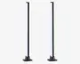 Høje, slanke, lodrette lysstænger med et moderne design, sort fod og ramme. Lyskilden er hvid og strækker sig næsten hele stangens højde. Basen er bred og stabil, hvilket giver god stabilitet, og det samlede udtryk er minimalistisk og nutidigt.