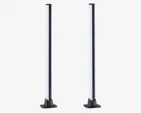 Høje, slanke, lodrette lysstænger med et moderne design, sort fod og ramme. Lyskilden er hvid og strækker sig næsten hele stangens højde. Basen er bred og stabil, hvilket giver god stabilitet, og det samlede udtryk er minimalistisk og nutidigt.