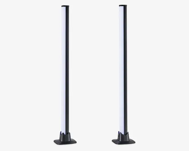 Høje, slanke, lodrette lysstænger med et moderne design, sort fod og ramme. Lyskilden er hvid og strækker sig næsten hele stangens højde. Basen er bred og stabil, hvilket giver god stabilitet, og det samlede udtryk er minimalistisk og nutidigt.