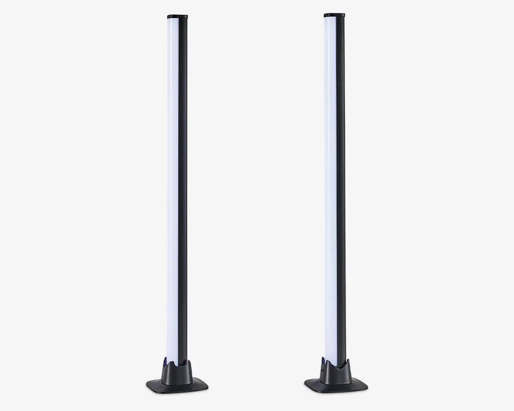 Høje, slanke, lodrette lysstænger med et moderne design, sort fod og ramme. Lyskilden er hvid og strækker sig næsten hele stangens højde. Basen er bred og stabil, hvilket giver god stabilitet, og det samlede udtryk er minimalistisk og nutidigt.