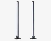 Høje, slanke, lodrette lysstænger med et moderne design, sort fod og ramme. Lyskilden er hvid og strækker sig næsten hele stangens højde. Basen er bred og stabil, hvilket giver god stabilitet, og det samlede udtryk er minimalistisk og nutidigt.